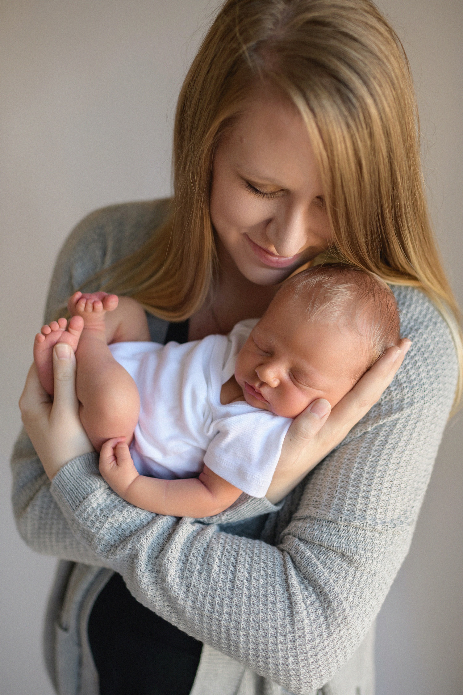 Portland Newborn Photographer, newborn baby in moms arms
