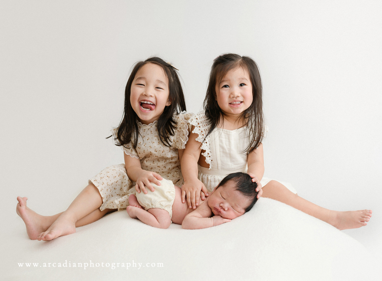 including older siblings in a newborn session - arcadian photography