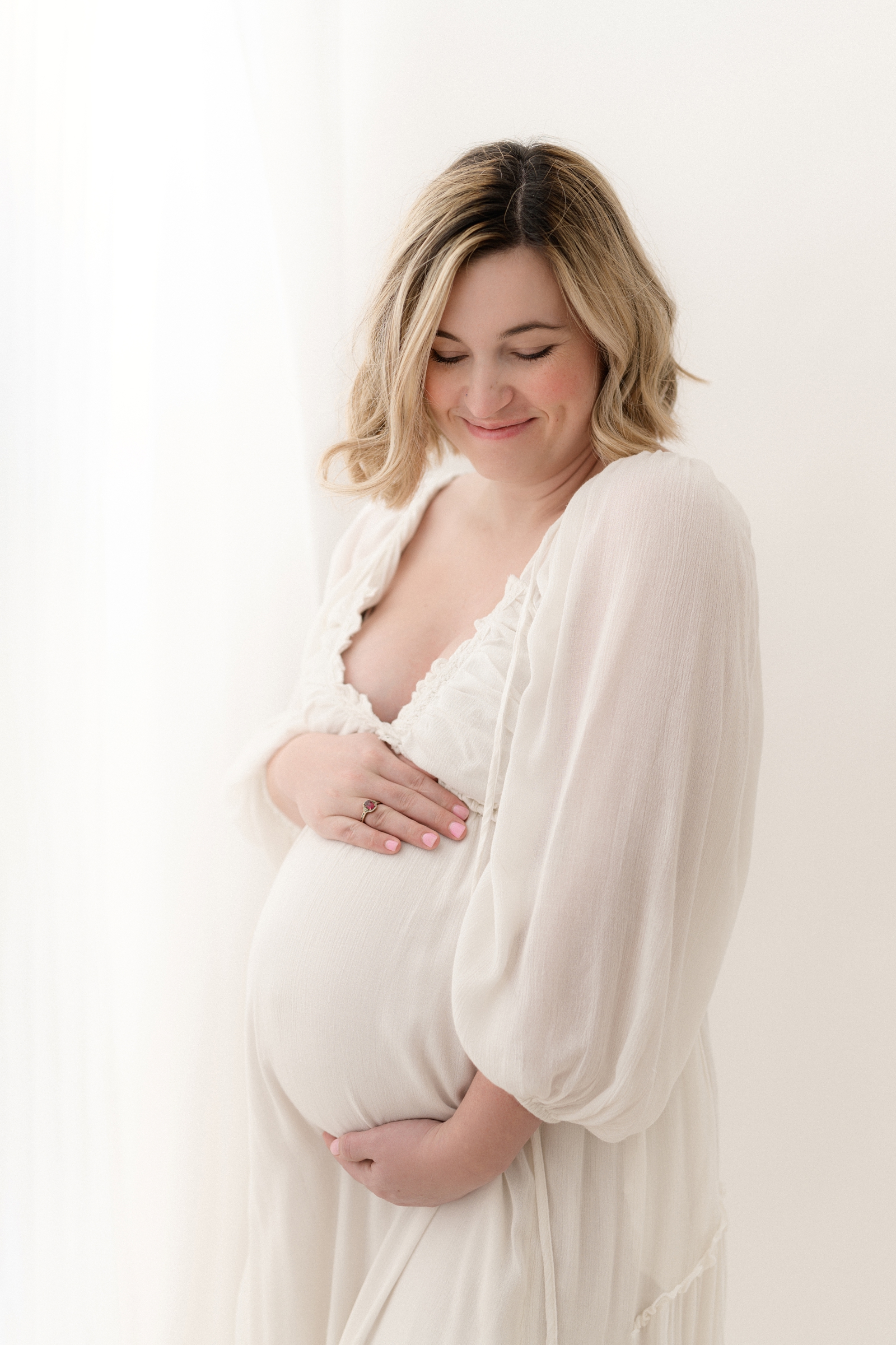 when to take maternity photos of a pregnant mom