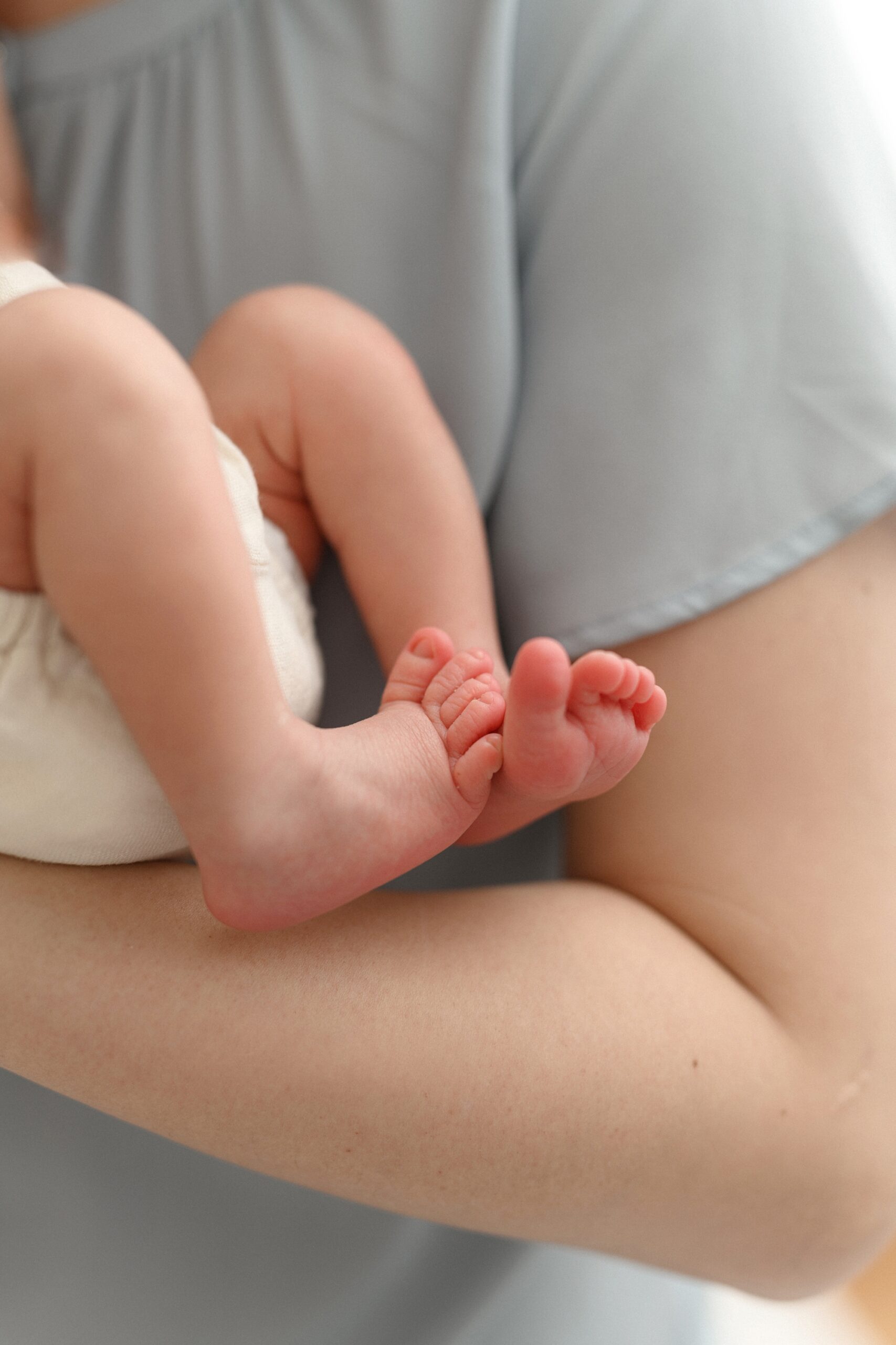 Newborn baby feet | what to bring to a newborn session answered in this post